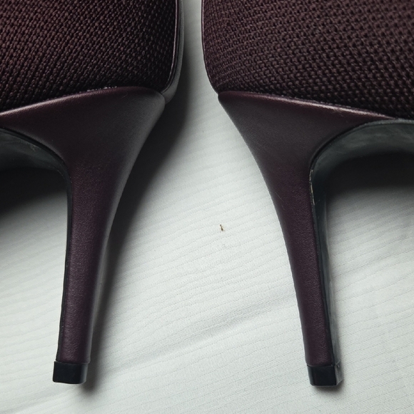 CALVIN KLEIN Elegant Burgundy Ankle Boots,SZ 9. - Picture 3 of 6